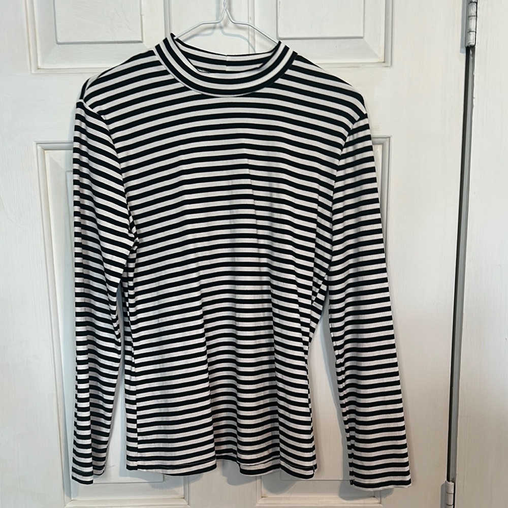Black and white striped long sleeve top women’s size XL